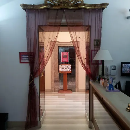 Center 2 فندق