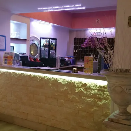 Center 2 فندق 3*