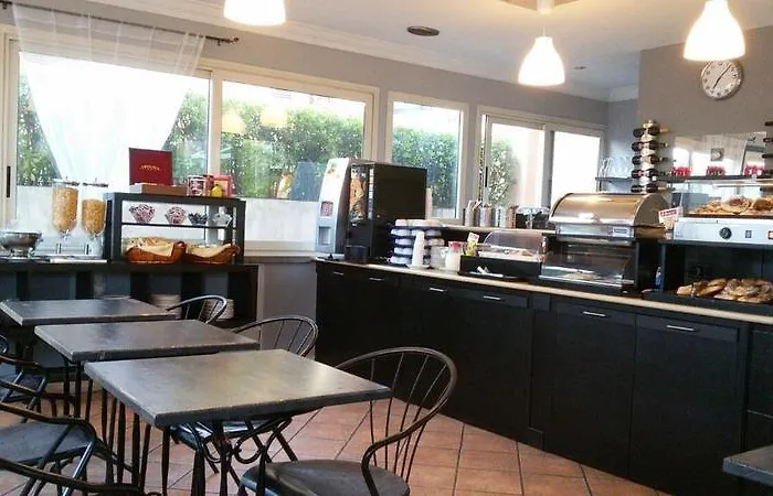 Center 2 מלון רומא